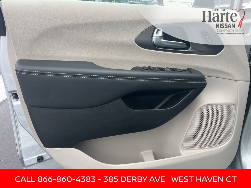 Used 2024 Chrysler Pacifica Touring-L image 22