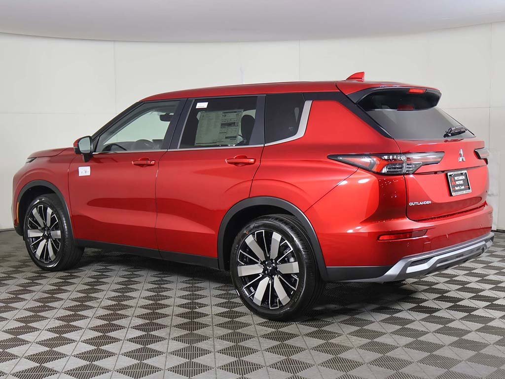 New 2025 Mitsubishi Outlander SE image 11