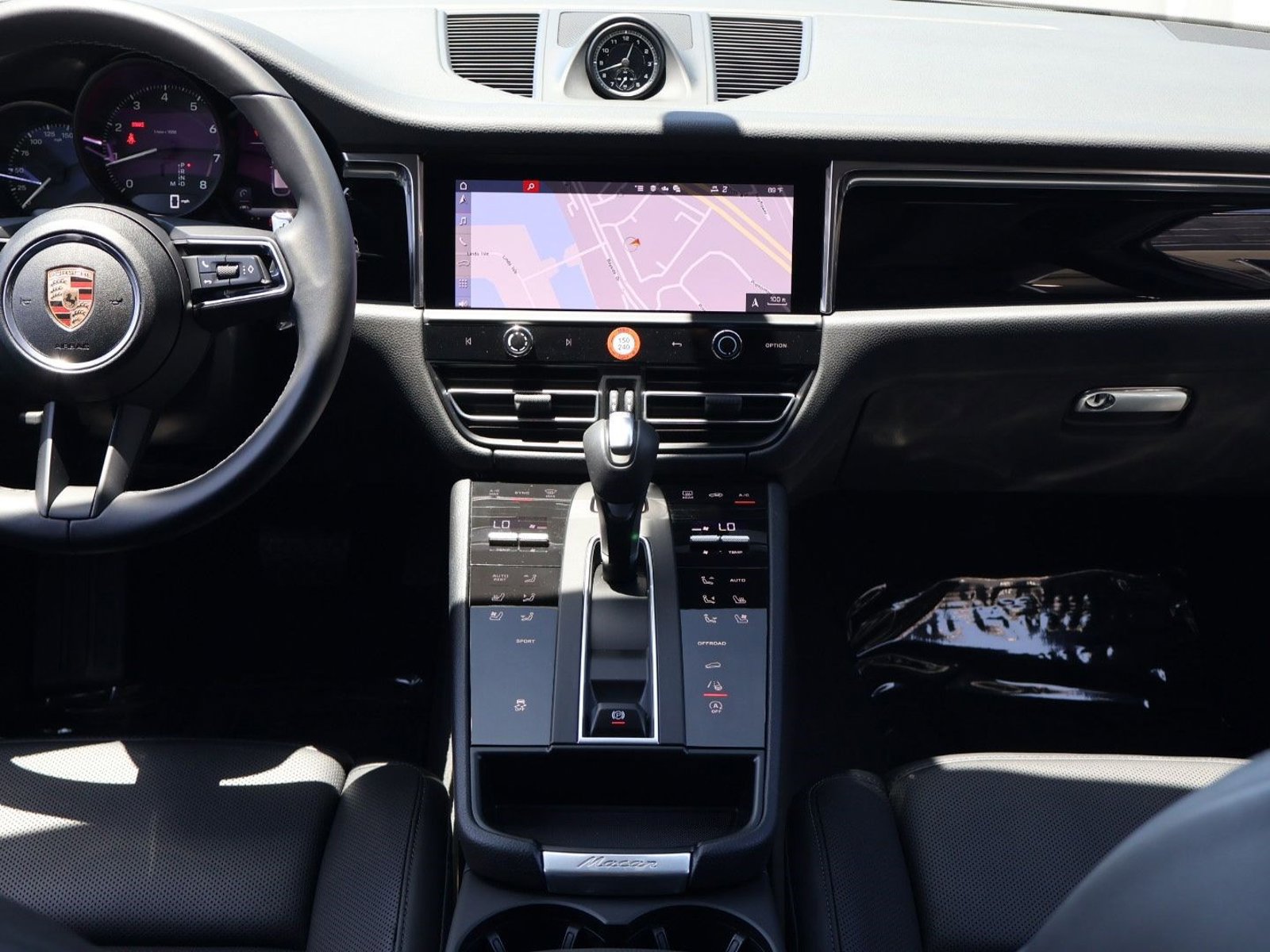 Certified 2025 Porsche Macan AWD/4WD image 20