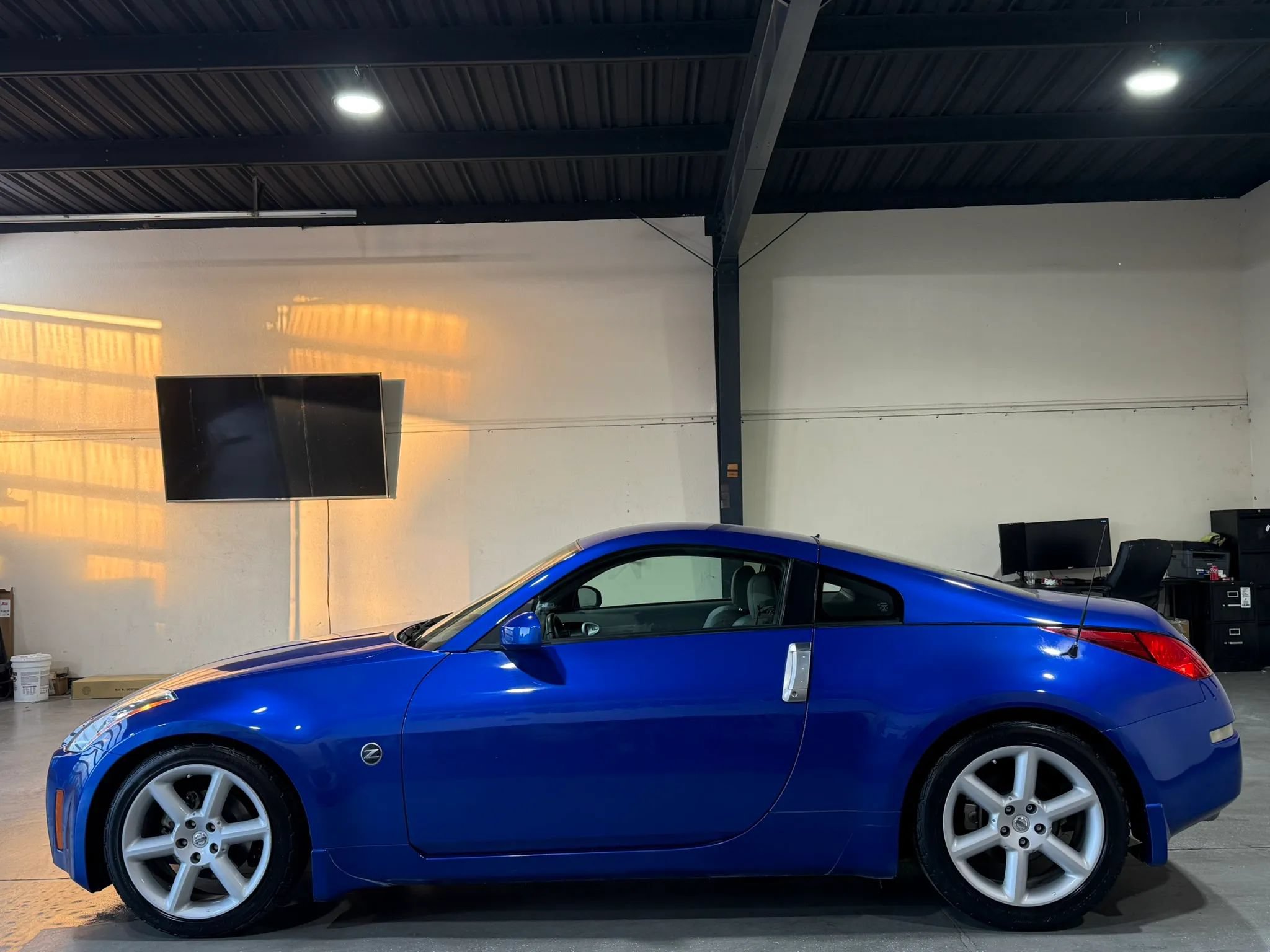 Used 2004 Nissan 350Z Touring w/ Cargo Convenience Pkg RWD image 4