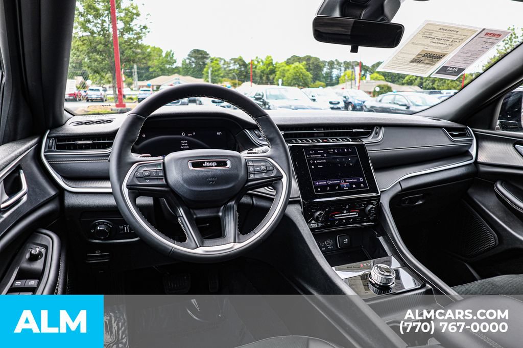 Used 2025 Jeep Grand Cherokee Altitude AWD/4WD image 28
