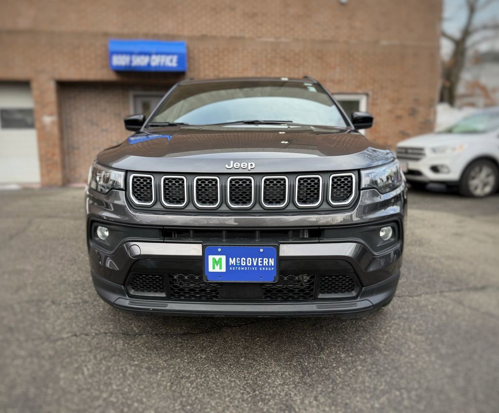 Used 2023 Jeep Compass Latitude image 2