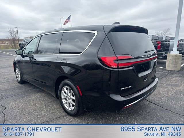 Used 2025 Chrysler Pacifica Select image 5