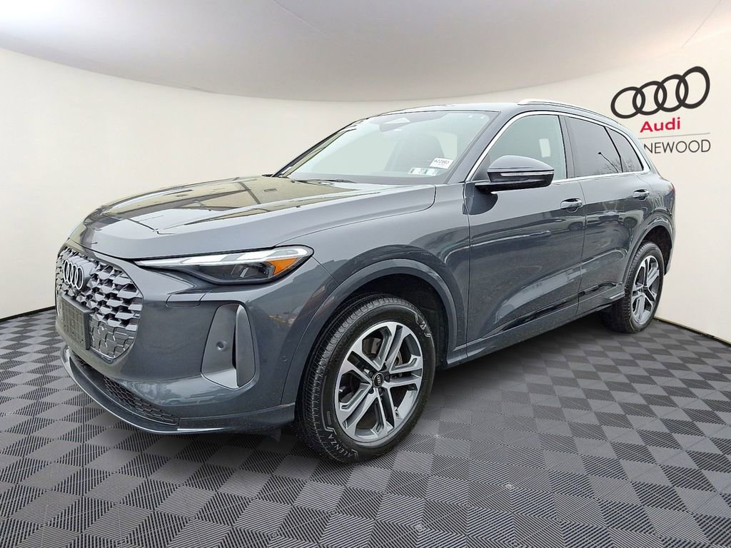 Used 2025 Audi Q5 Premium w/ Convenience Package image 3