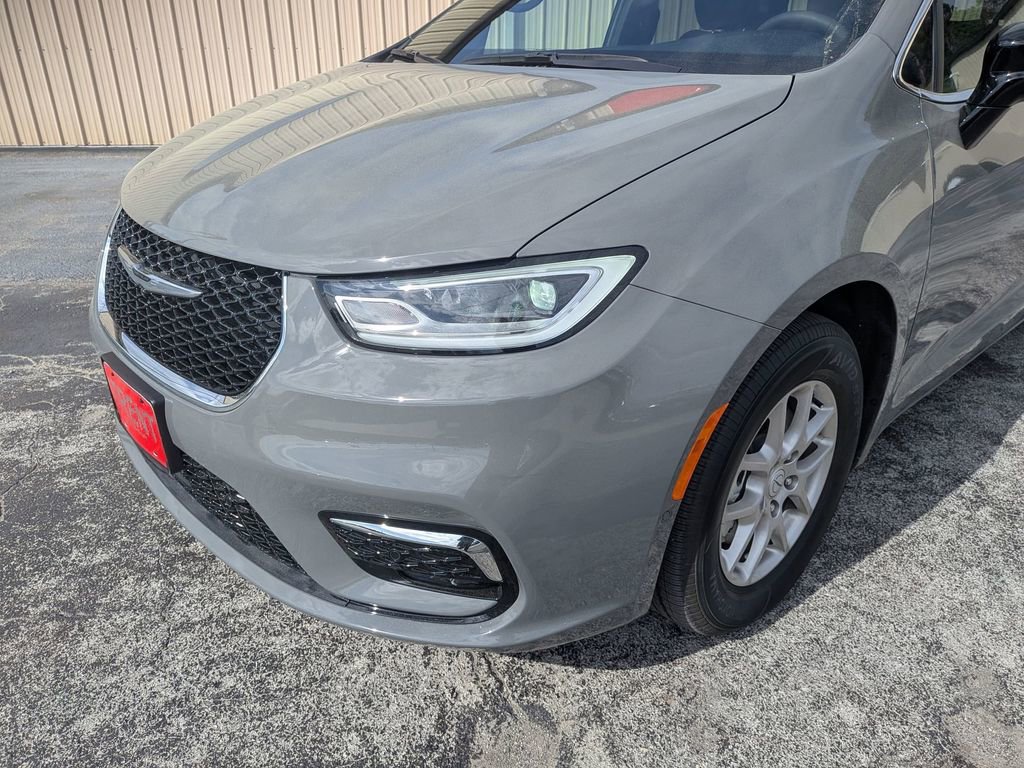 Used 2025 Chrysler Pacifica Select image 9