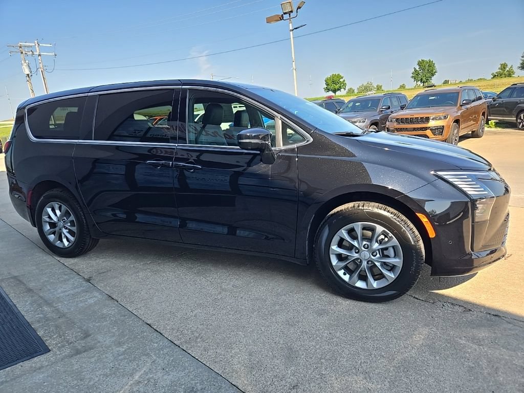 New 2027 Chrysler Pacifica Select w/ Family Tech Group AWD/4WD image 14
