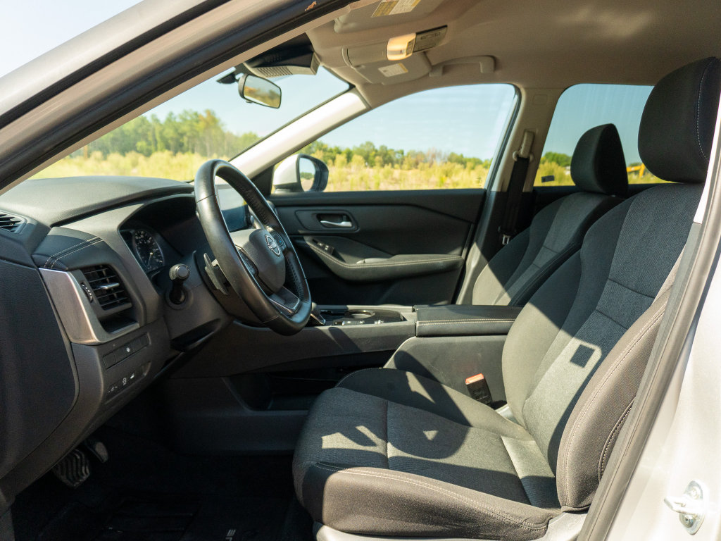 Used 2025 Nissan Rogue SV FWD image 12