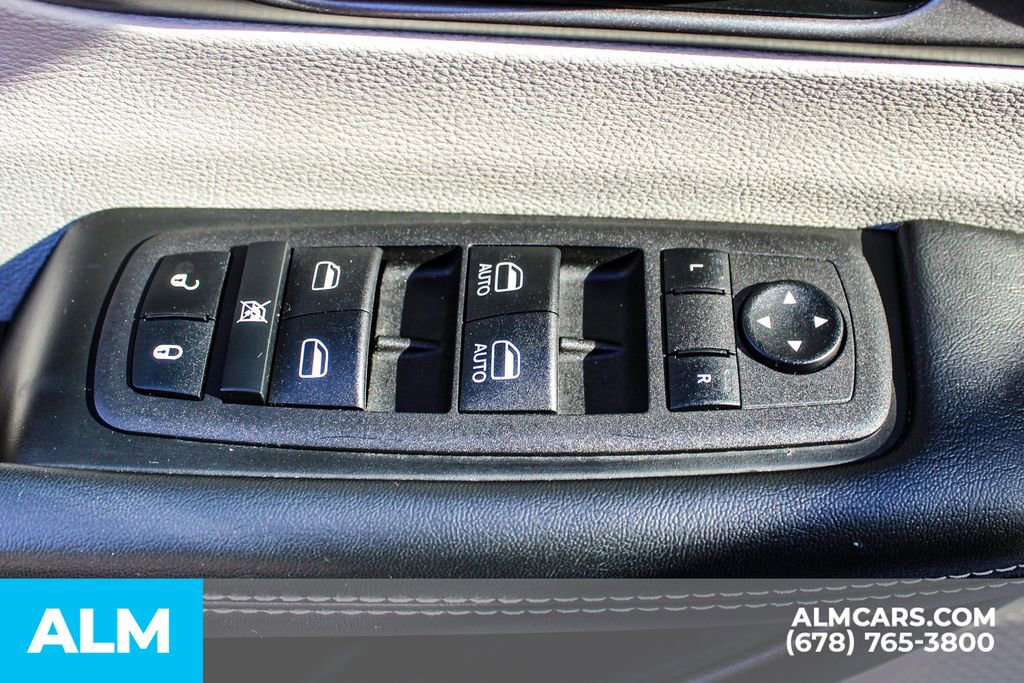 Used 2023 Chrysler Pacifica Touring-L image 43