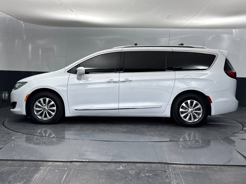 Used 2023 Chrysler Pacifica Touring-L image 6