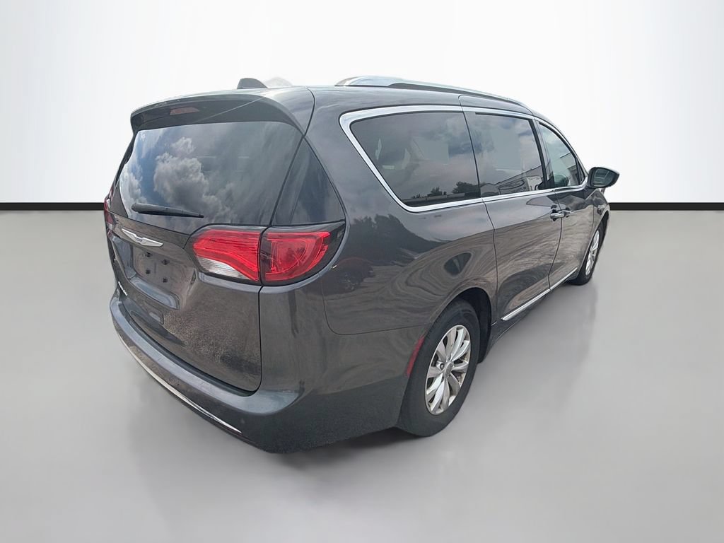 Used 2018 Chrysler Pacifica Touring-L FWD image 8