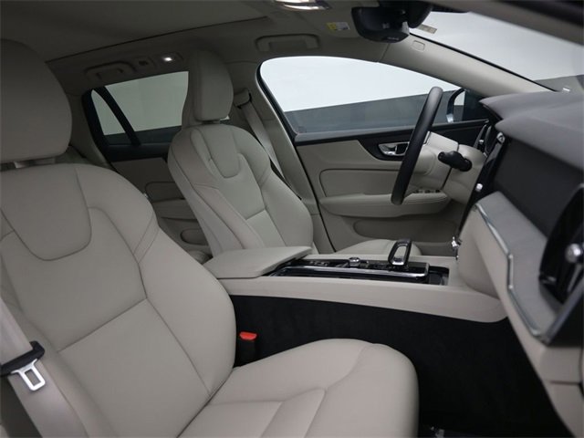 Used 2024 Volvo V60 B5 Cross Country Plus image 34