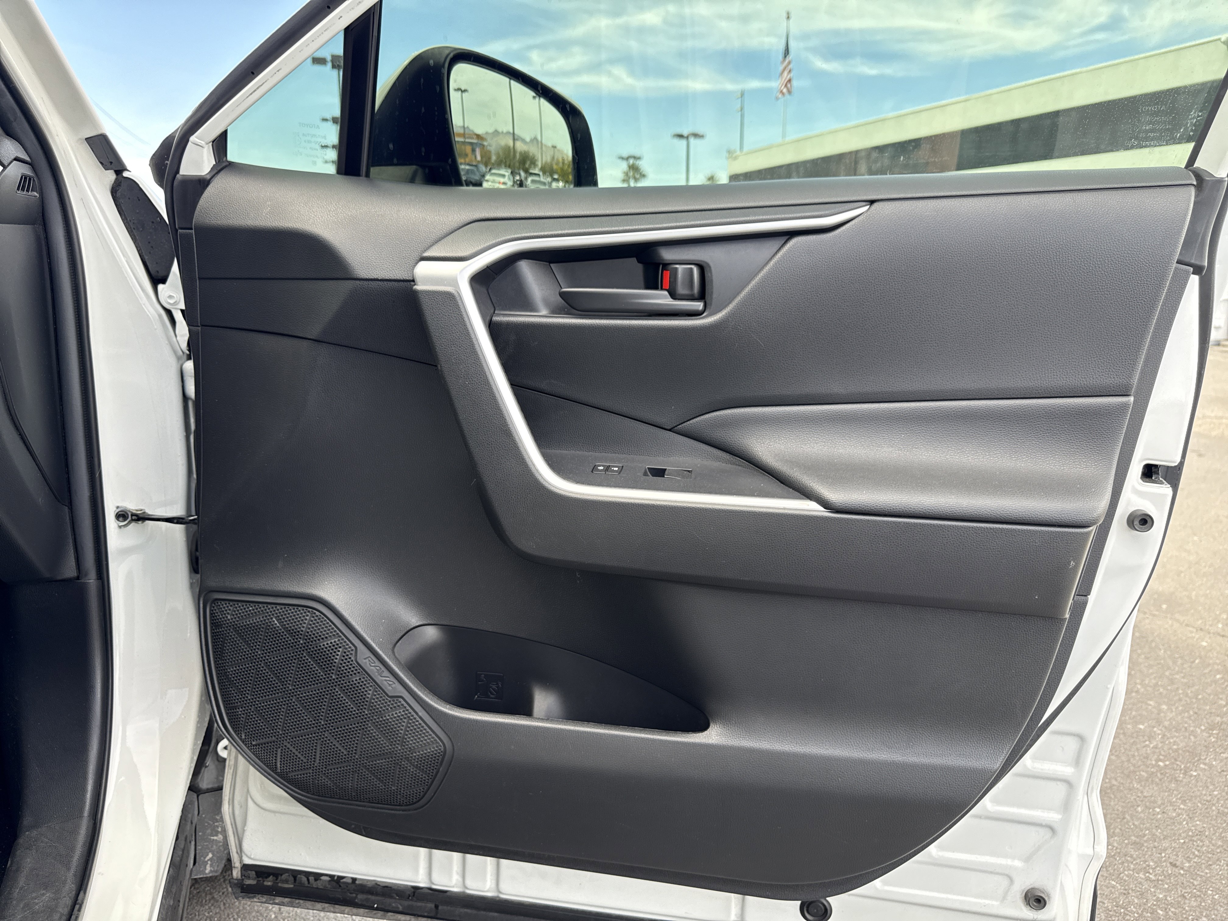 Used 2020 Toyota RAV4 LE image 29