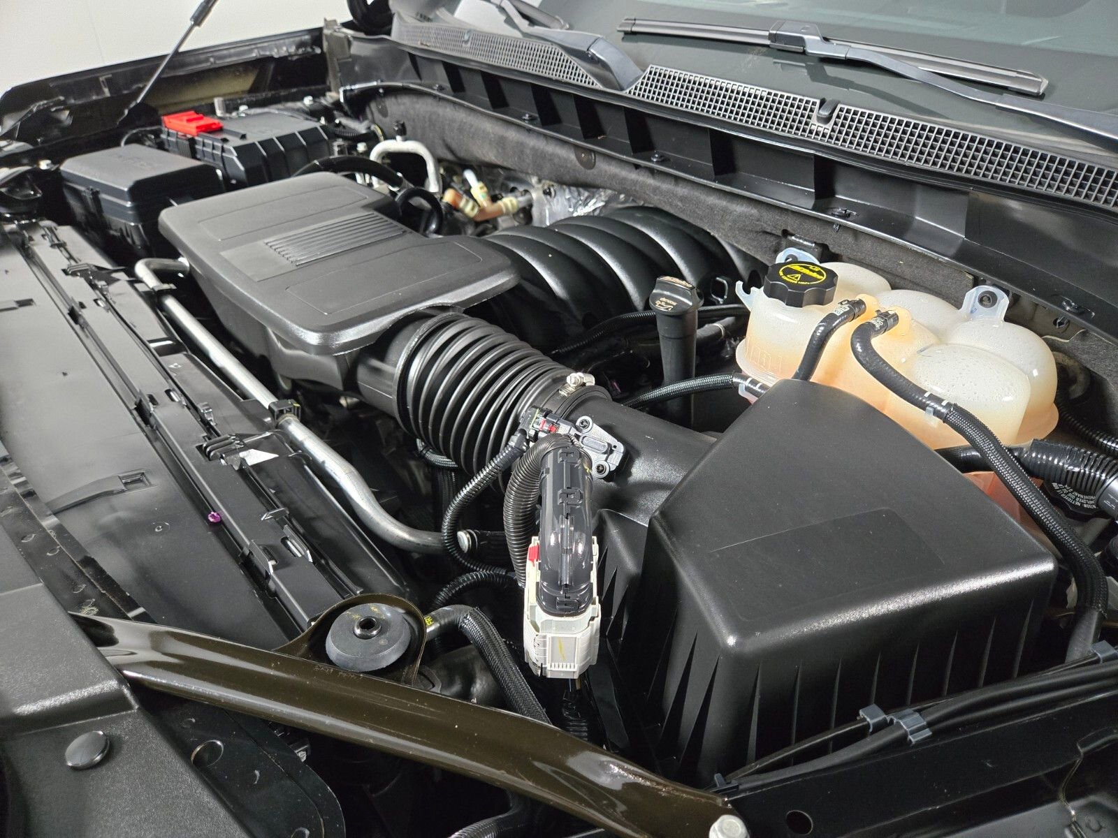 Used 2024 Chevrolet Suburban LT RWD image 20