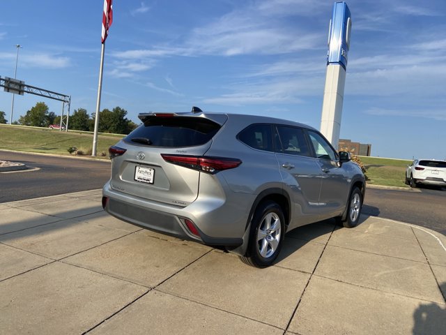 Used 2023 Toyota Highlander LE AWD/4WD image 11