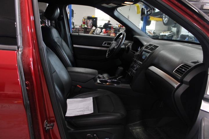 Used 2017 Ford Explorer XLT w/ Equipment Group 202A AWD/4WD image 15