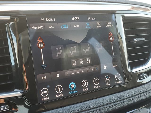 Used 2018 Chrysler Pacifica Limited image 27