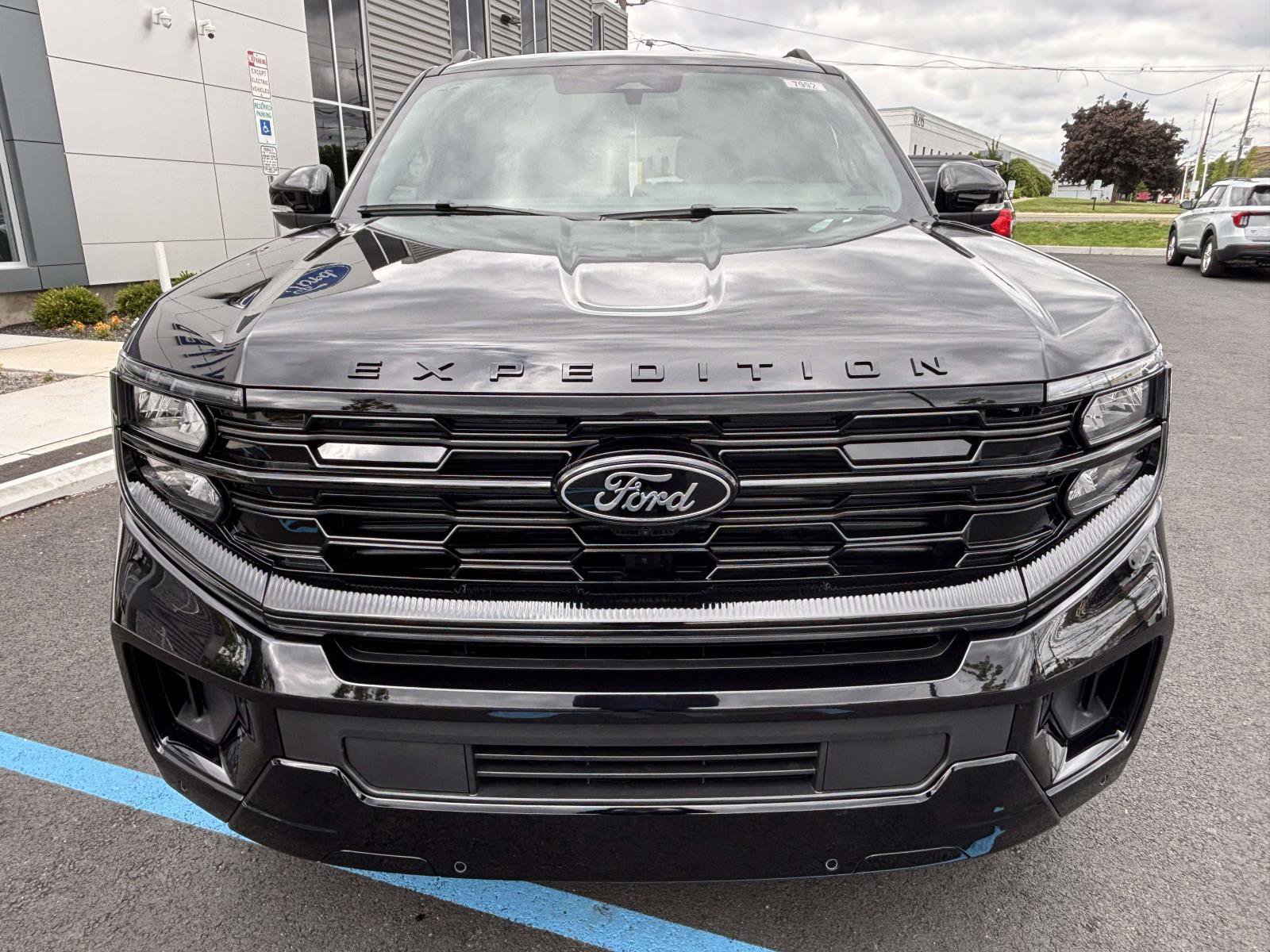 New 2026 Ford Expedition Platinum w/ Stealth Performance Package AWD/4WD image 6