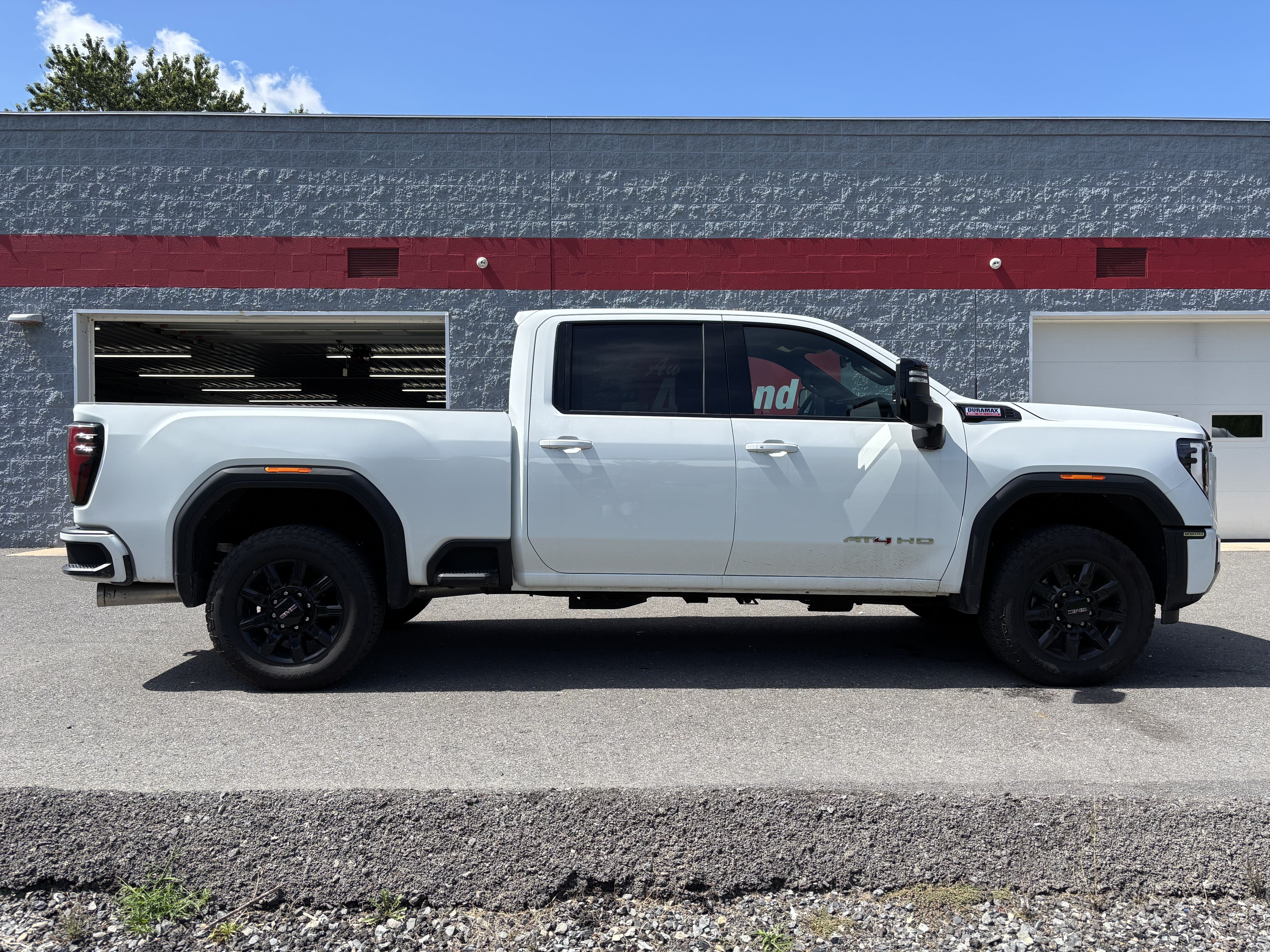 Used 2025 GMC Sierra 2500 AT4 AWD/4WD image 2