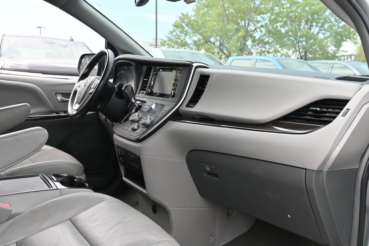 Used 2019 Toyota Sienna XLE FWD image 21