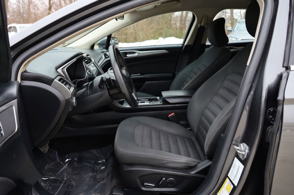 Used 2017 Ford Fusion SE w/ Fusion SE Technology Package image 12