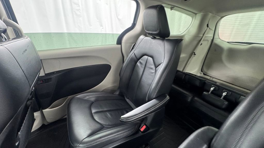 Used 2022 Chrysler Pacifica Touring-L FWD image 14