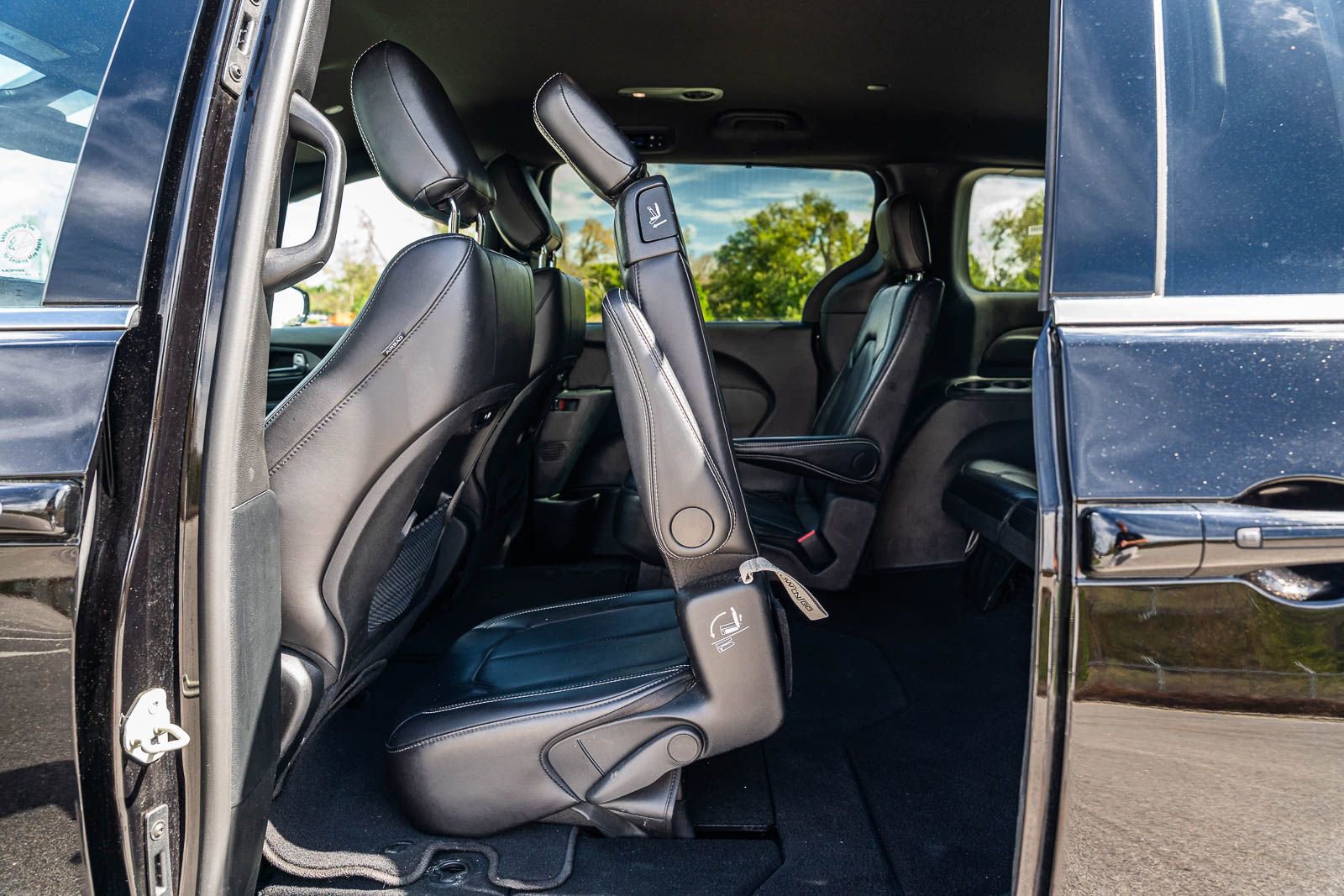 Used 2025 Chrysler Pacifica Select image 21