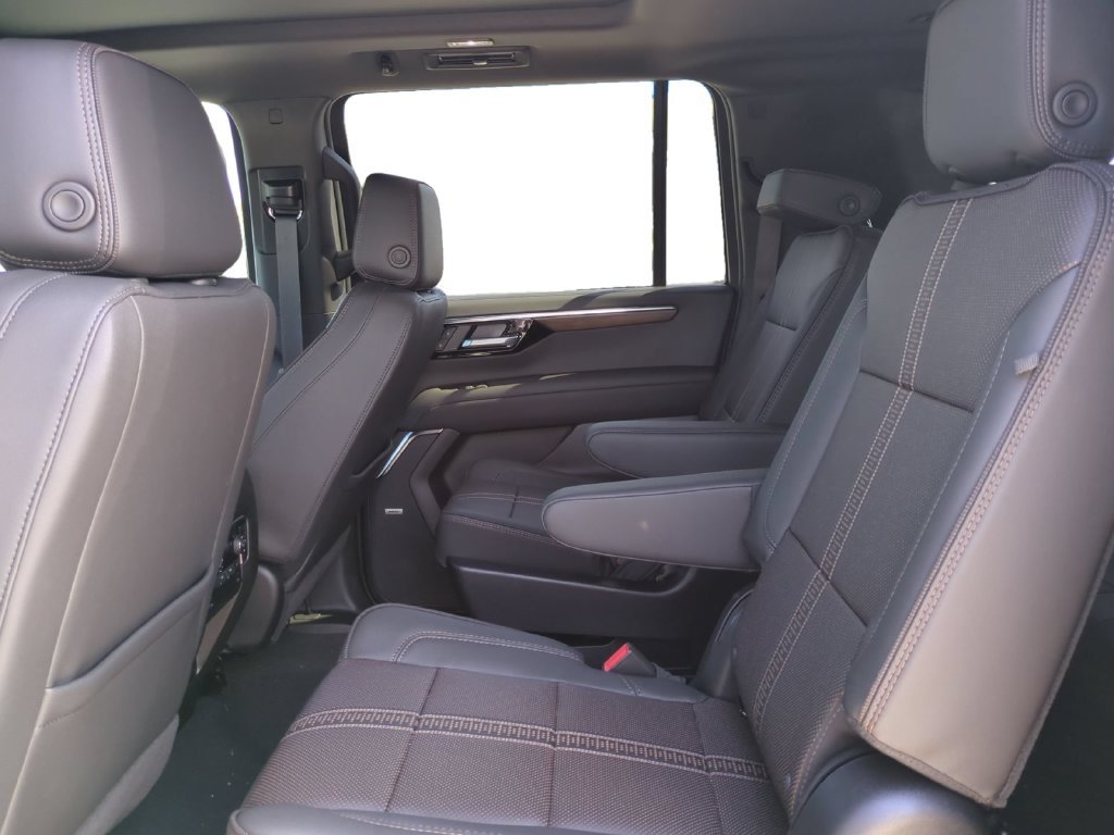 New 2026 Chevrolet Suburban High Country AWD/4WD image 13