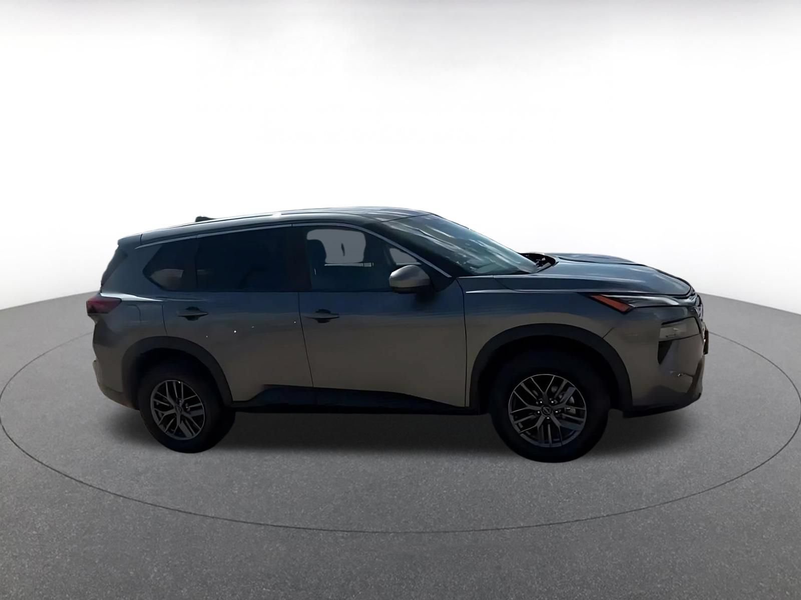 Used 2026 Nissan Rogue SV AWD/4WD image 2