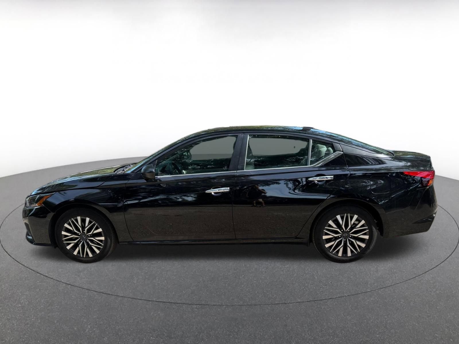 Used 2025 Nissan Altima 2.5 SV FWD image 4
