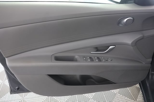 Certified 2024 Hyundai Elantra SE FWD image 23