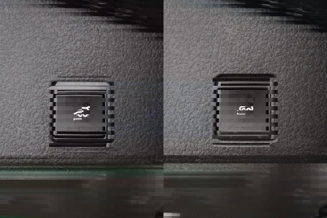 Used 2016 Volkswagen Touareg VR6 image 22