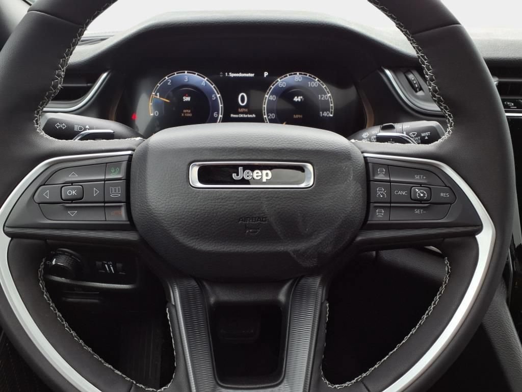 Used 2025 Jeep Grand Cherokee Laredo X w/ Luxury Tech Group I AWD/4WD image 13