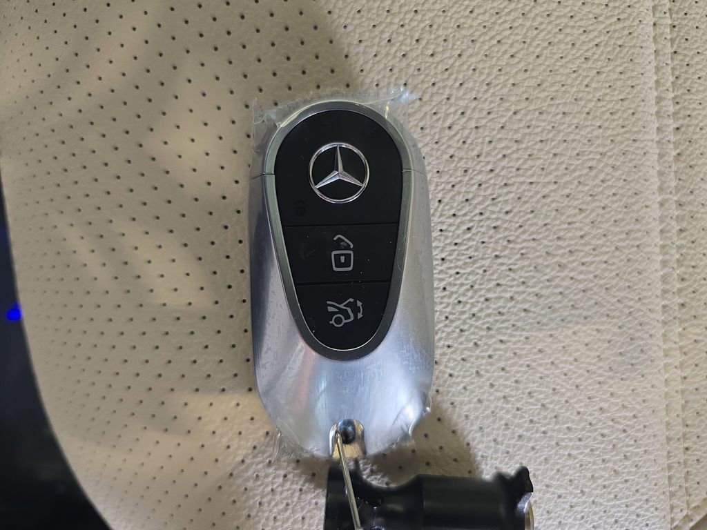 Used 2025 Mercedes-Benz GLC 300 image 36
