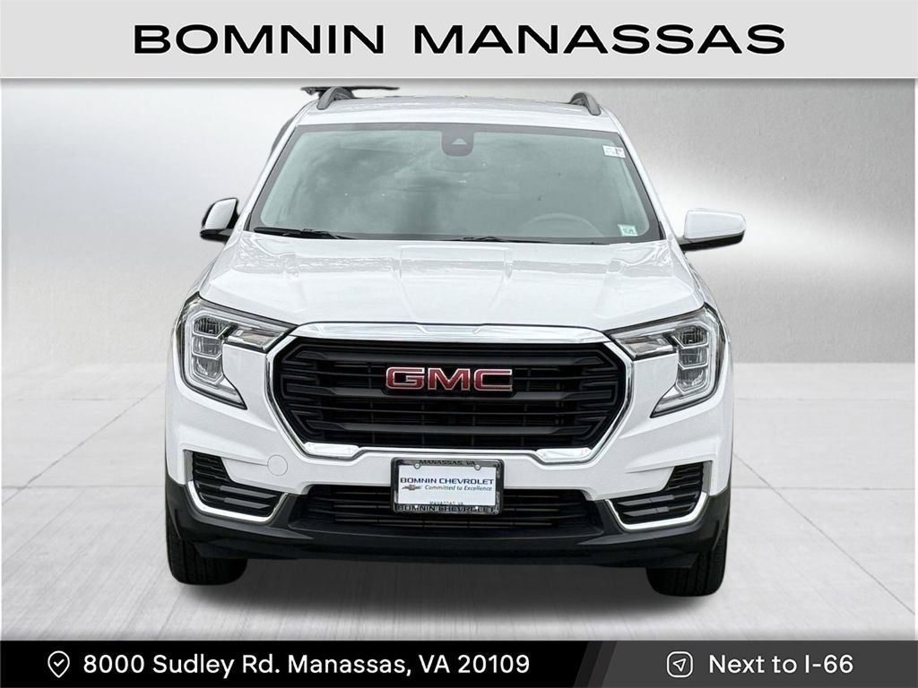 Used 2022 GMC Terrain SLE w/ Driver Convenience Package image 2