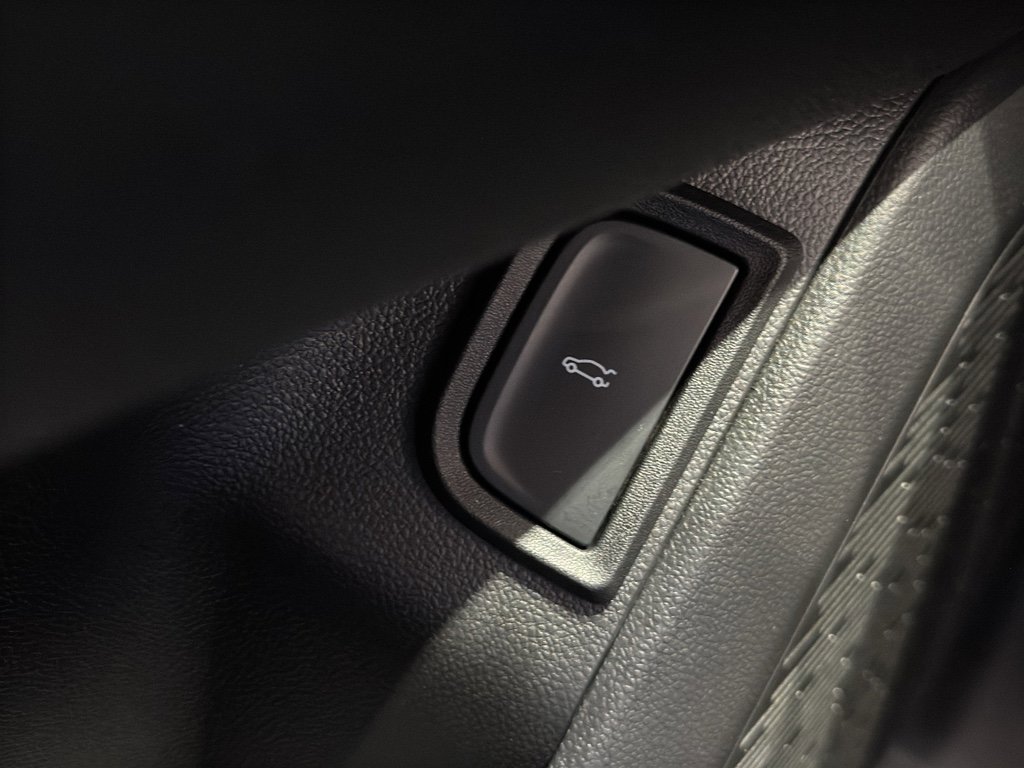 Used 2025 Chevrolet Equinox LT w/ Convenience Package II image 36