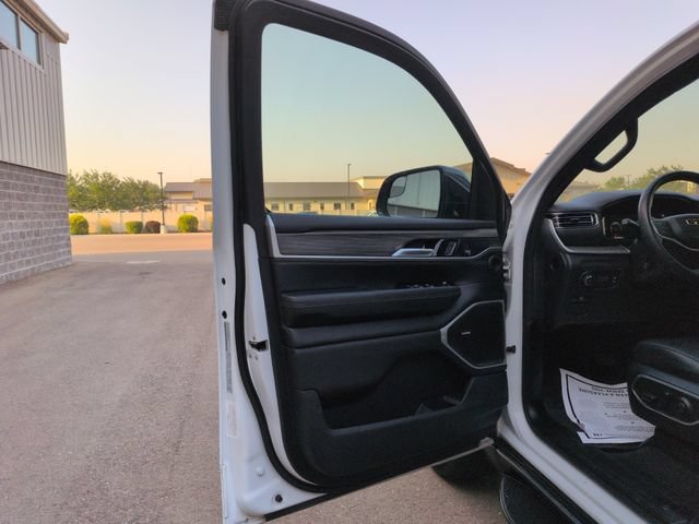 Used 2023 Jeep Wagoneer Series II AWD/4WD image 10