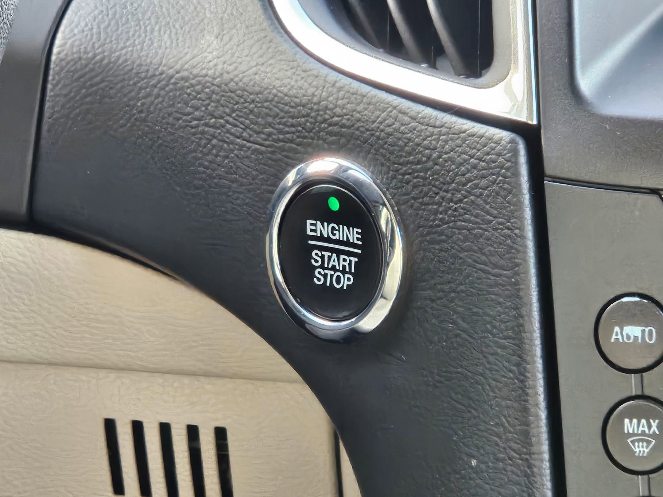 Used 2020 Ford Edge Titanium image 14