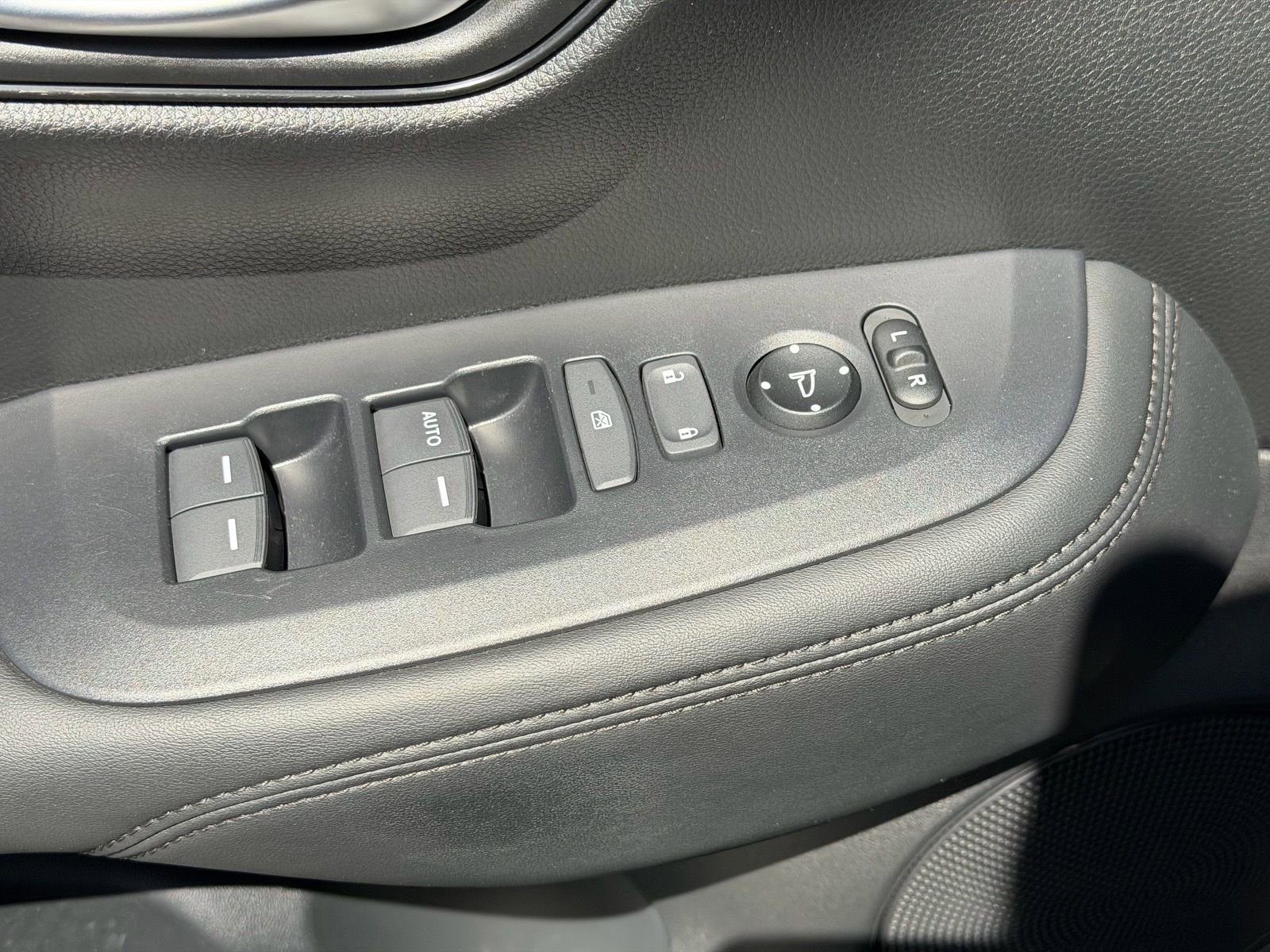 Used 2025 Honda HR-V LX image 18