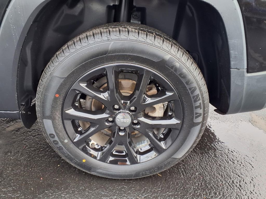 Used 2018 Jeep Cherokee Latitude Plus w/ Comfort/Convenience Group image 13