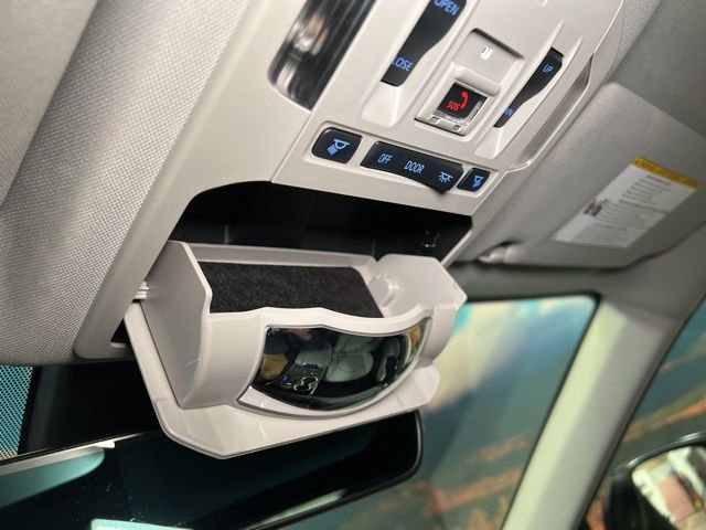 Used 2022 Toyota Highlander XLE AWD/4WD image 49