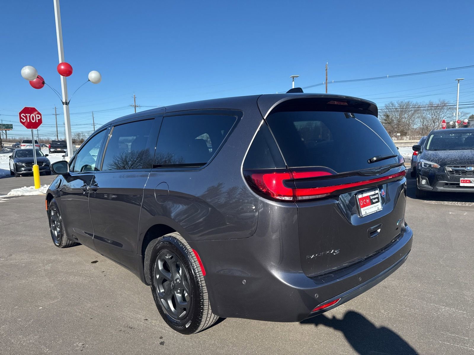 Used 2023 Chrysler Pacifica Touring-L w/ Uconnect Theater Family Group image 8