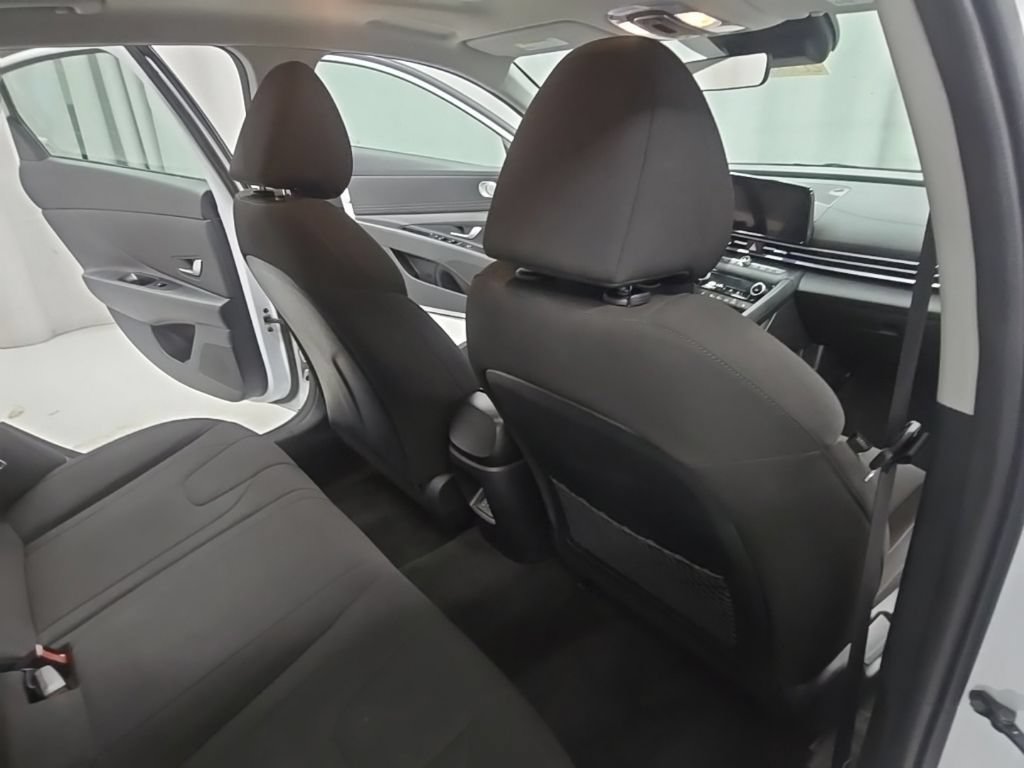 Used 2025 Hyundai Elantra SEL FWD image 35