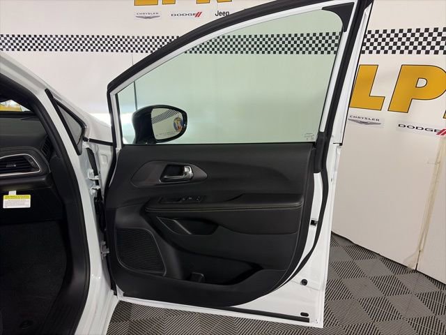 New 2026 Chrysler Pacifica Select image 22