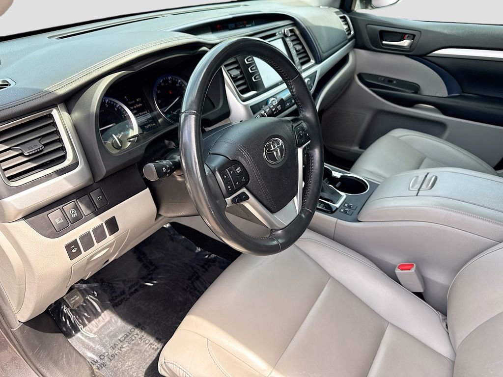 Used 2019 Toyota Highlander XLE image 26