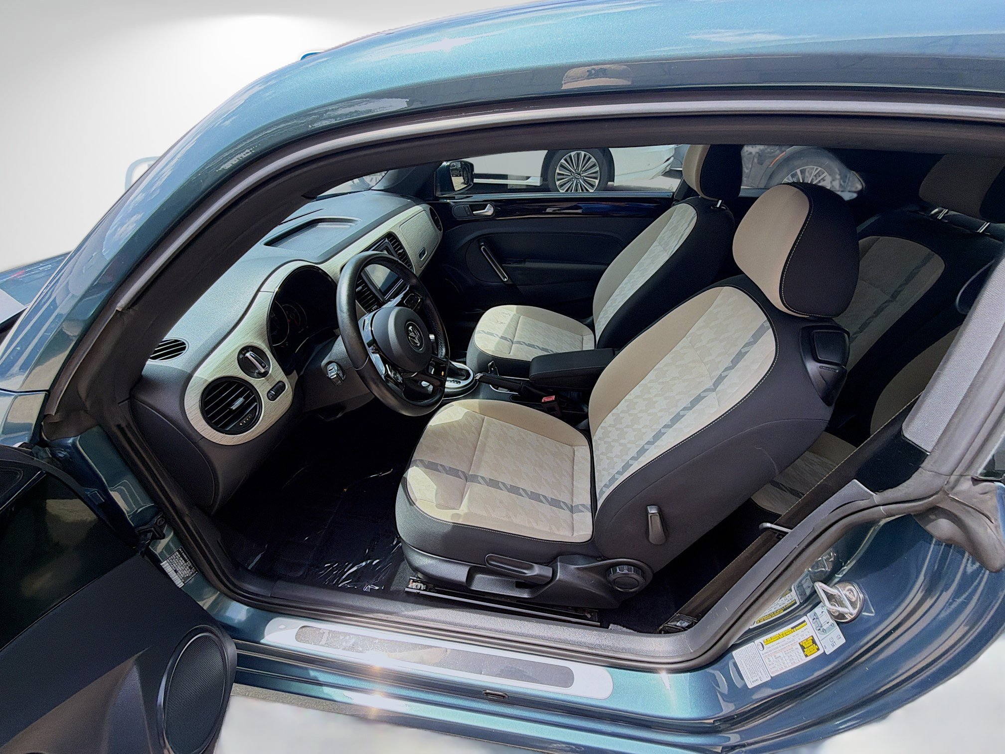 Used 2018 Volkswagen Beetle 2.0T Coast FWD image 18