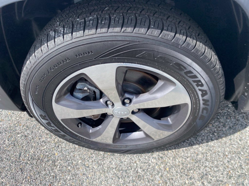 Used 2020 Jeep Cherokee Limited AWD/4WD image 5