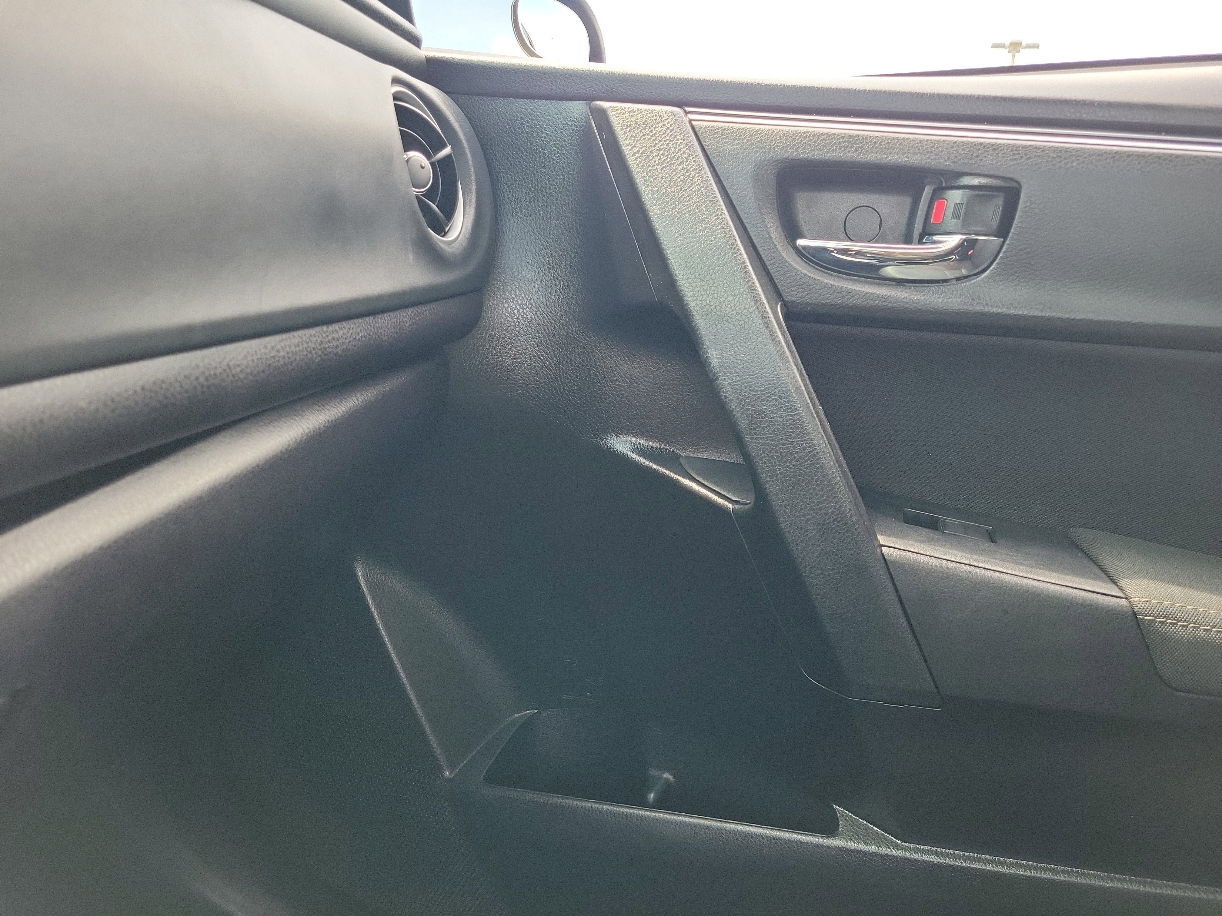 Used 2019 Toyota Corolla LE w/ Carpet Mat Package (TMS) FWD image 29