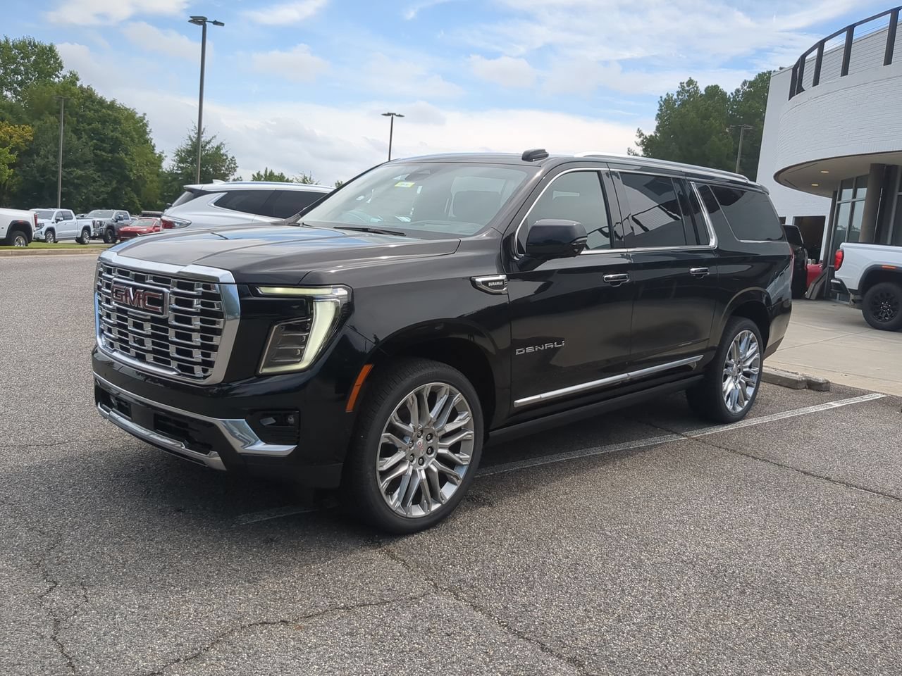New 2026 GMC Yukon XL Denali w/ Denali Reserve Package AWD/4WD image 4