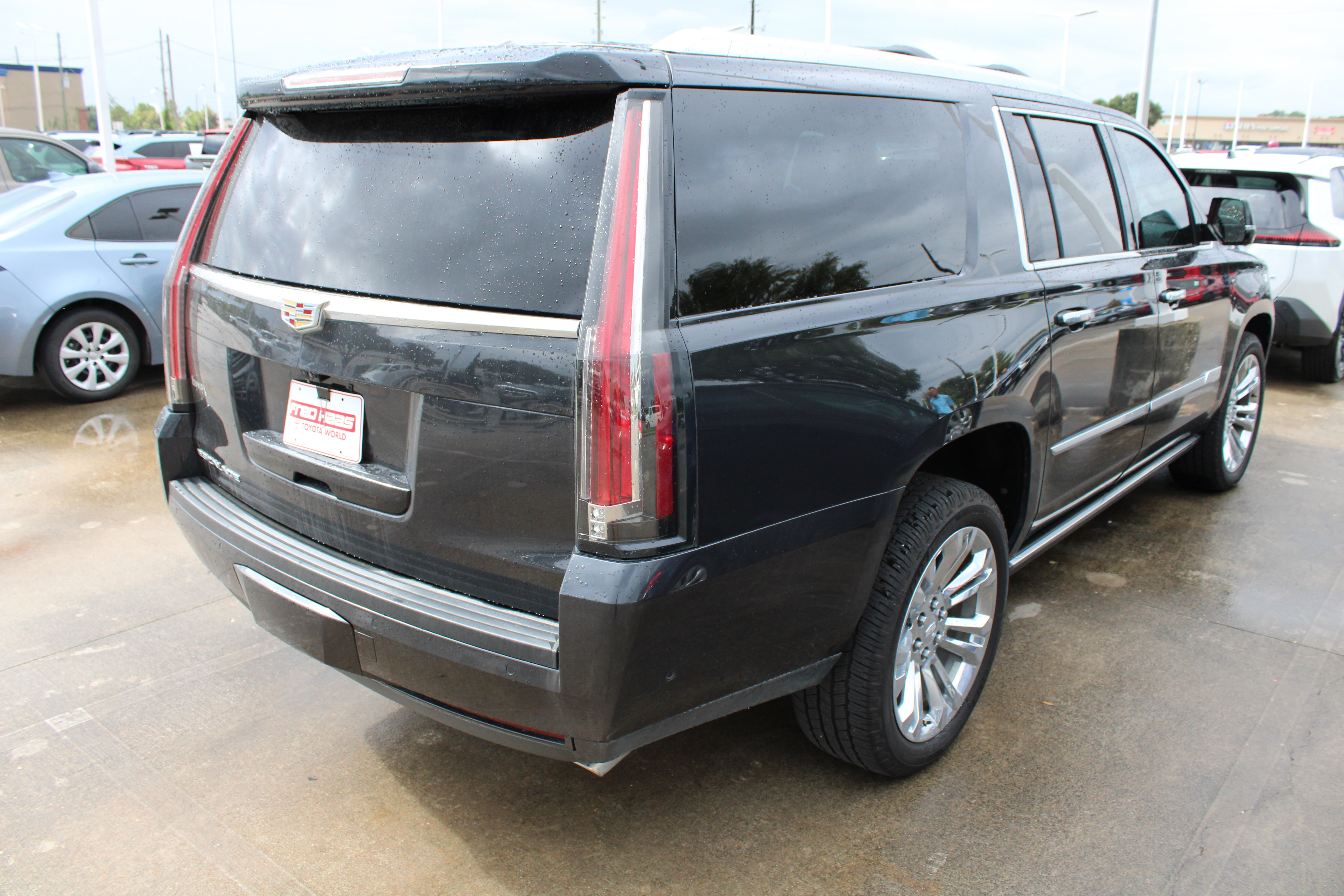 Used 2019 Cadillac Escalade ESV Premium Luxury w/ LPO, Escalade Noir Package AWD/4WD image 11