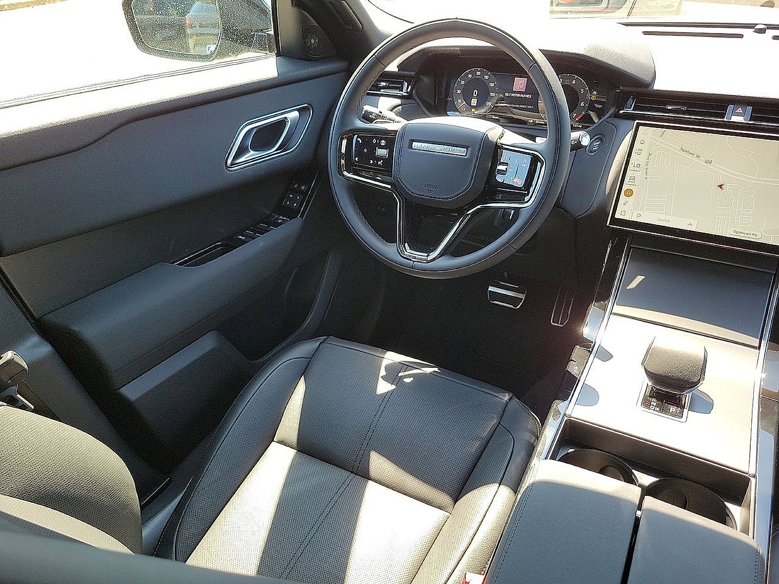 New 2025 Land Rover Range Rover Velar Dynamic SE image 12